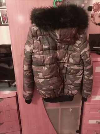 Cazadora de invierno con capucha