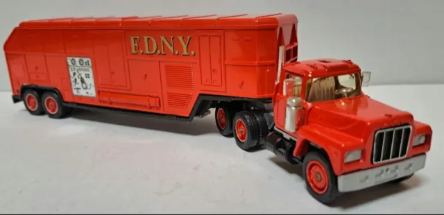 Camión Mack R 600 1/50 Sólido