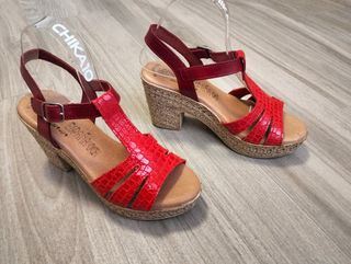 Sandalias de piel rojas sin estrenar