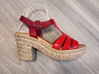 Sandalias de piel rojas sin estrenar