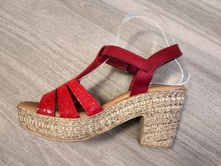 Sandalias de piel rojas sin estrenar