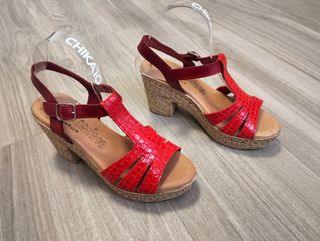 Sandalias de piel rojas sin estrenar