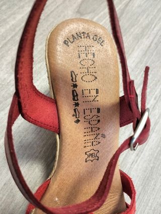 Sandalias de piel rojas sin estrenar