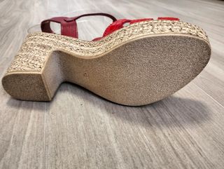Sandalias de piel rojas sin estrenar