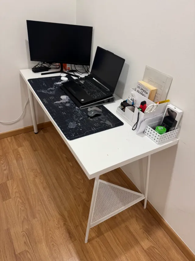 Escritorio blanco y negro