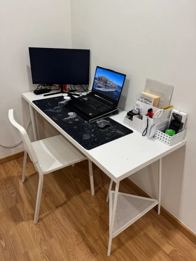 Escritorio blanco y negro