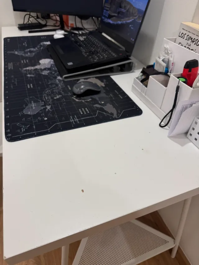 Escritorio blanco y negro