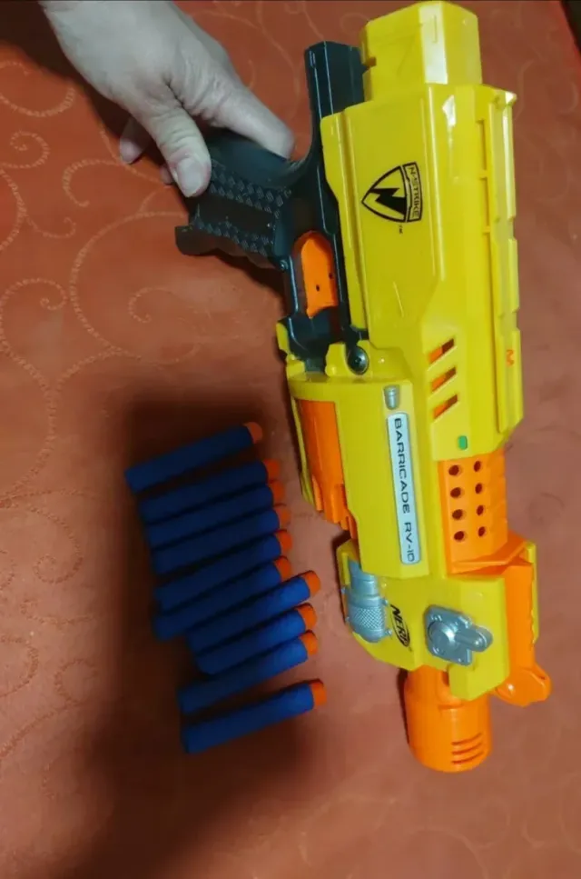 Pistola Nerf con dardos