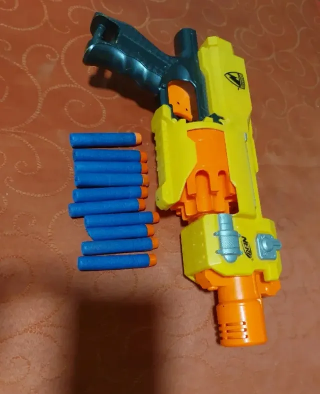 Pistola Nerf con dardos