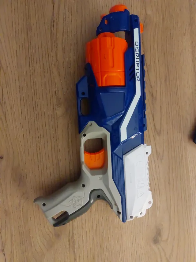 Pistola Nerf con dardos