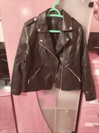 Cazadora polipiel negra Kiabi