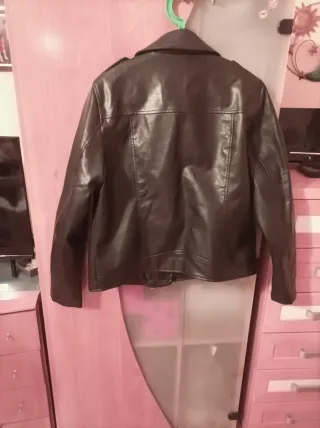 Cazadora polipiel negra Kiabi