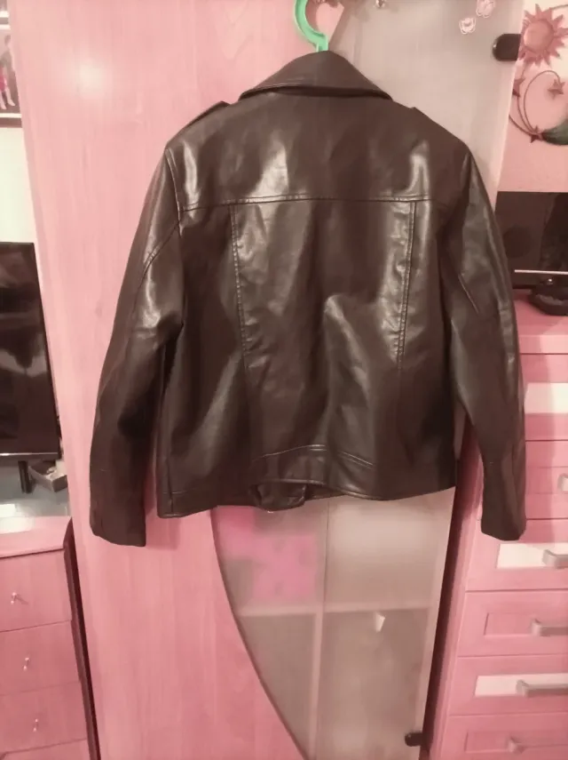 Cazadora polipiel negra Kiabi