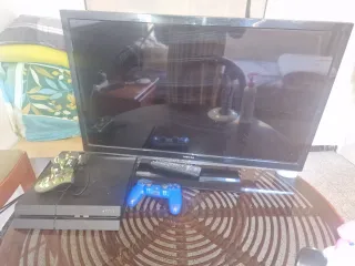 Consola PS4 con 2 mandos y TV