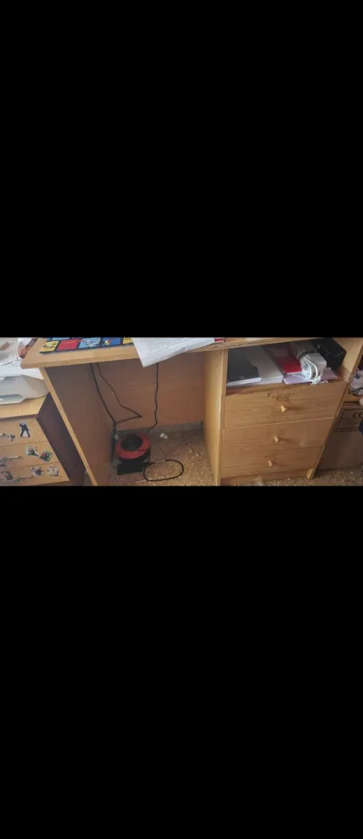 Escritorio de madera marrón