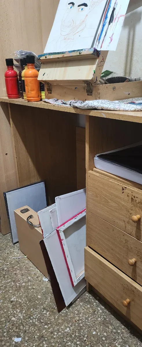 Escritorio de madera marrón