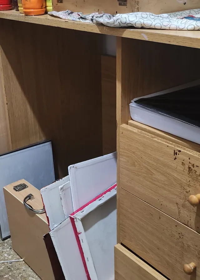 Escritorio de madera marrón