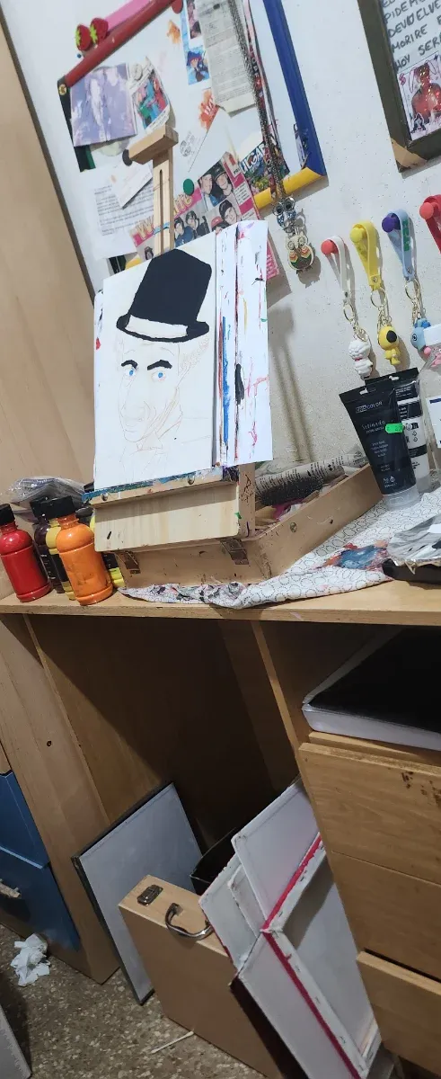 Escritorio de madera marrón