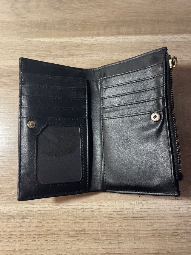 Cartera negra con cremallera