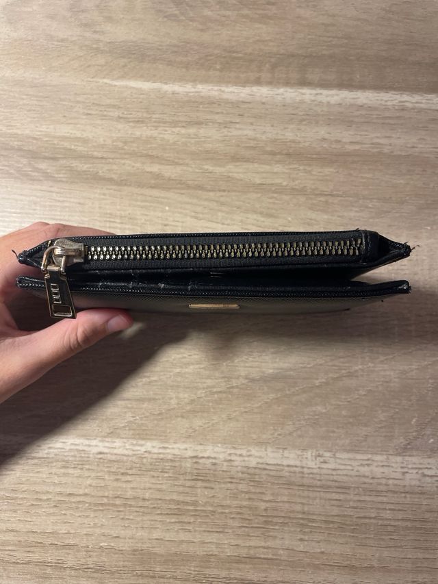 Cartera negra con cremallera