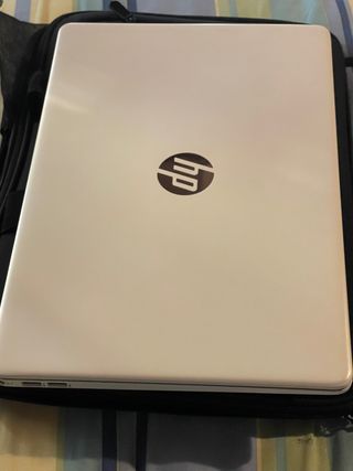 Portátil HP Nuevo, viene con funda