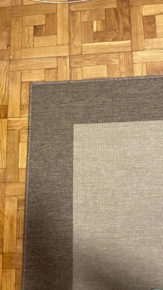 Alfombra beige y marrón