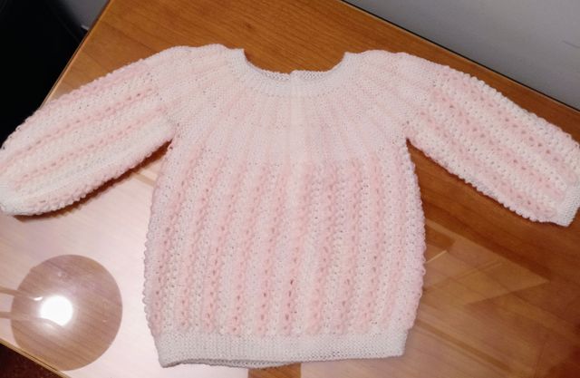 Jersey punto bebé hecho a mano rosa