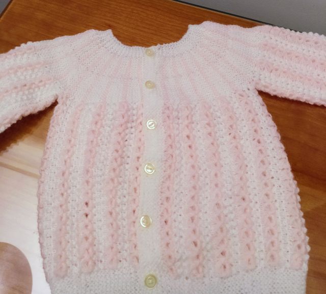 Jersey punto bebé hecho a mano rosa