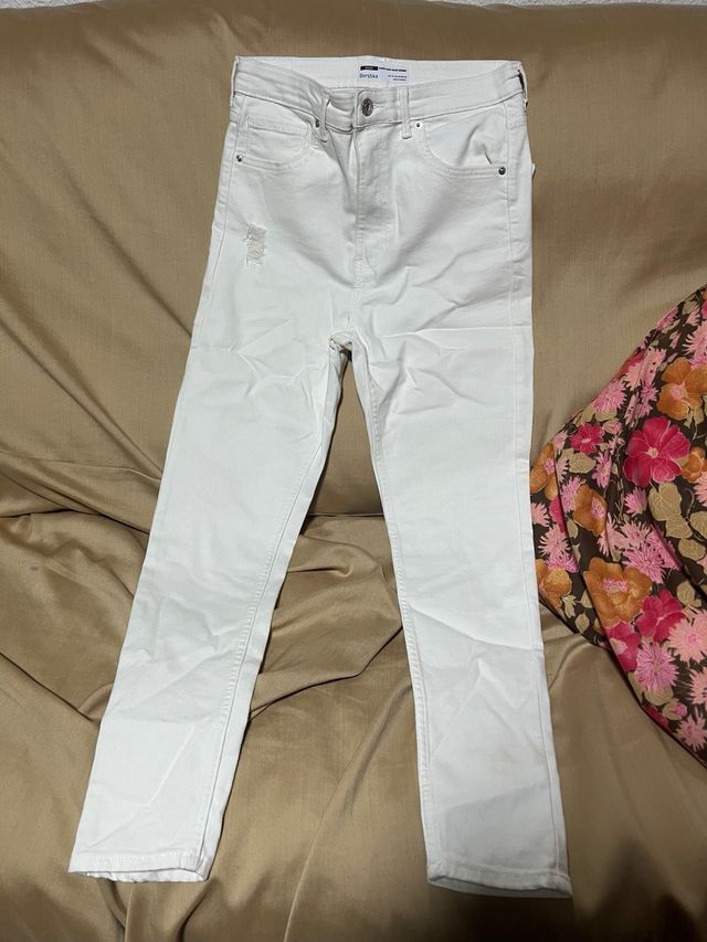 Pantalón vaquero blanco Bershka