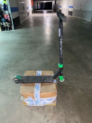 Patinete Negro con Detalles Verdes