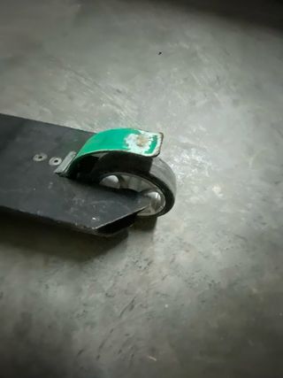 Patinete Negro con Detalles Verdes