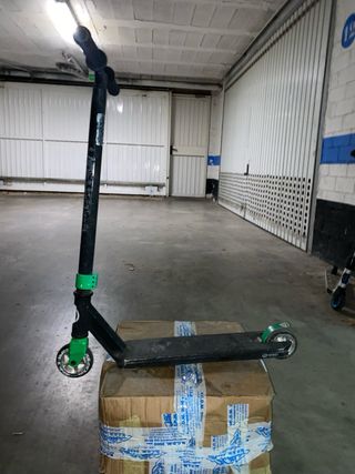 Patinete Negro con Detalles Verdes