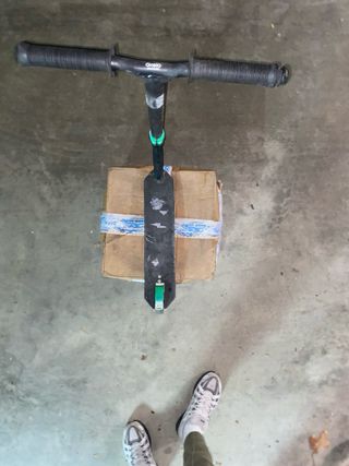 Patinete Negro con Detalles Verdes