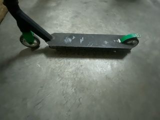 Patinete Negro con Detalles Verdes