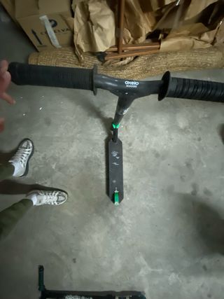 Patinete Negro con Detalles Verdes