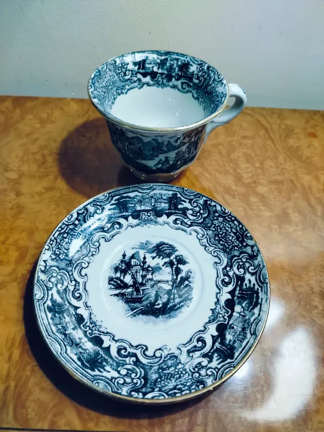 Taza y plato Cartuja de Sevilla con filo dorado