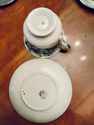 Taza y plato Cartuja de Sevilla con filo dorado