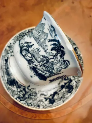 Taza y plato Cartuja de Sevilla con filo dorado