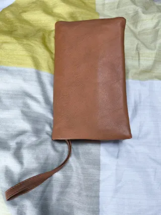 Cartera de mano marrón