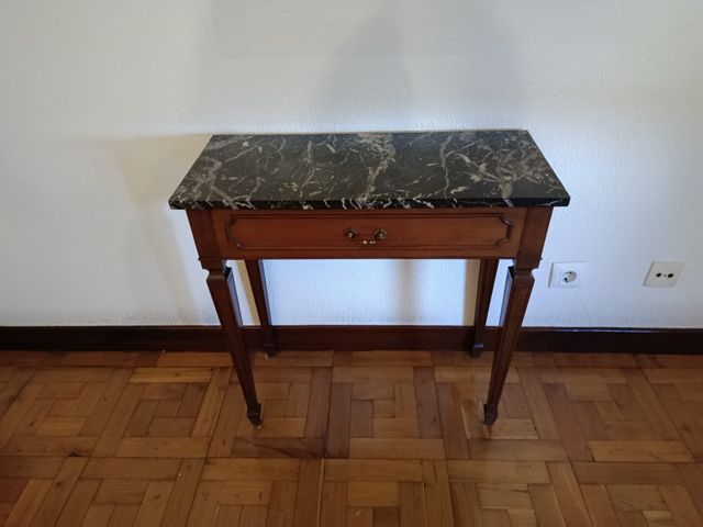 Mesa de madera y mármol