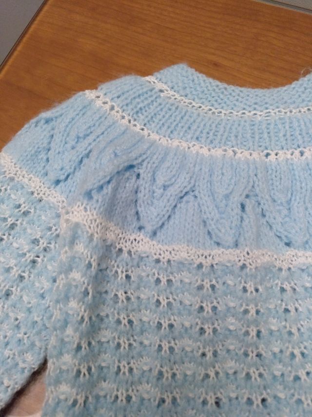 Jersey bebé tejido a mano azul