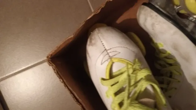 Patines blancos con cordones amarillos