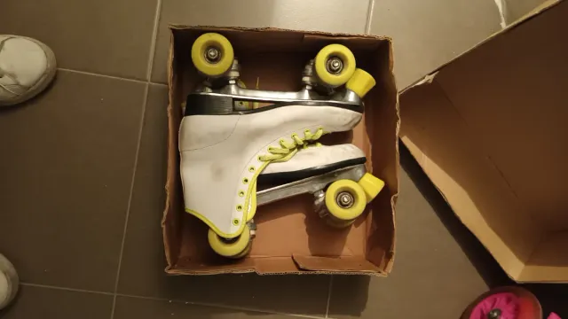 Patines blancos con cordones amarillos
