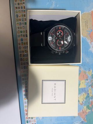 NO USADO NUNCA.Reloj Radiant Analógico Negro/Rojo