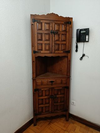 Esquinera antigua de madera