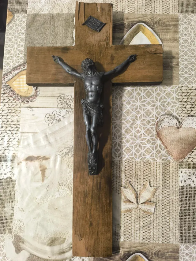 Cruz de madera con figura de Cristo