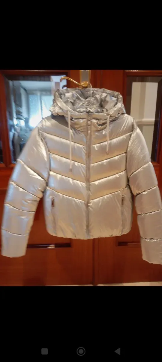 Cazadora plateada acolchada capucha