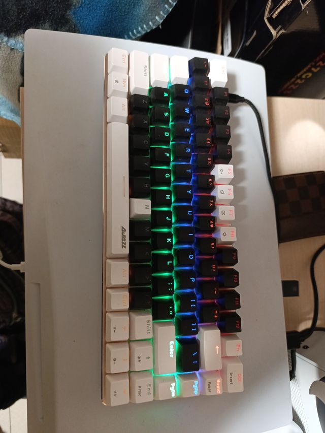 Teclado Gaming AVAZZ Negro y Blanco