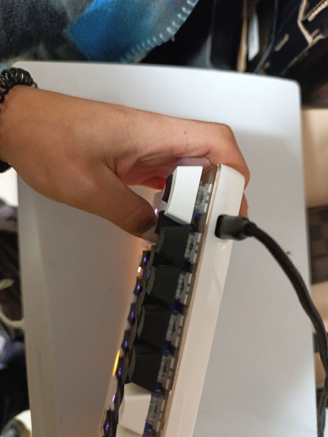 Teclado Gaming AVAZZ Negro y Blanco