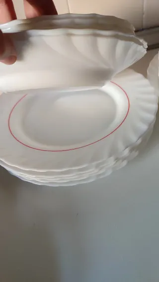 Platos antiguos de cerámica blancos con borde rojo